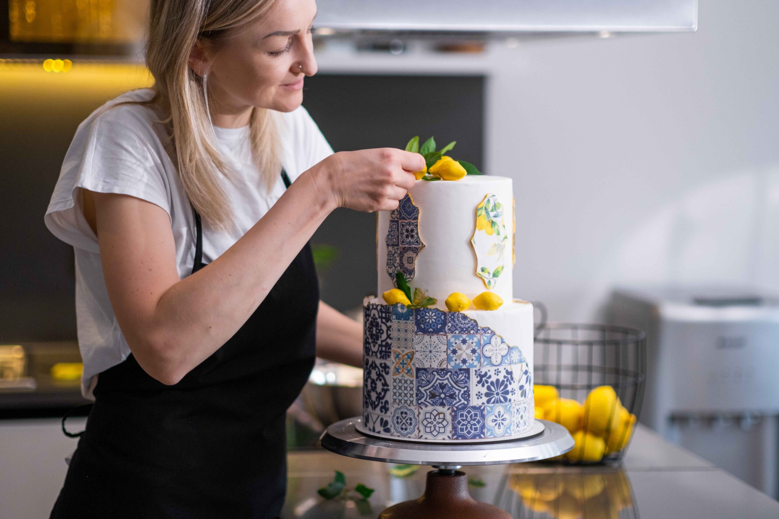 The Balance Between Design and Flavour in Choosing the Perfect Adult Cake